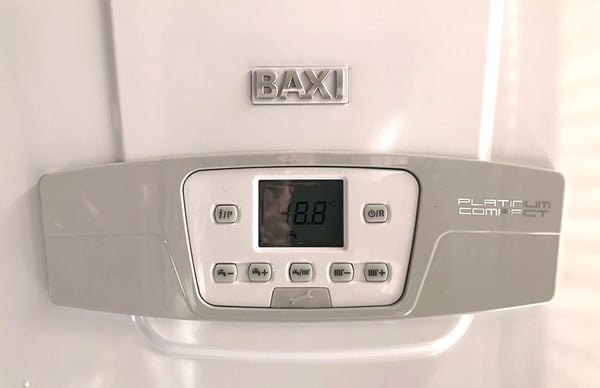 01 Detalle del panel de control de una caldera Baxi Platinum Compact