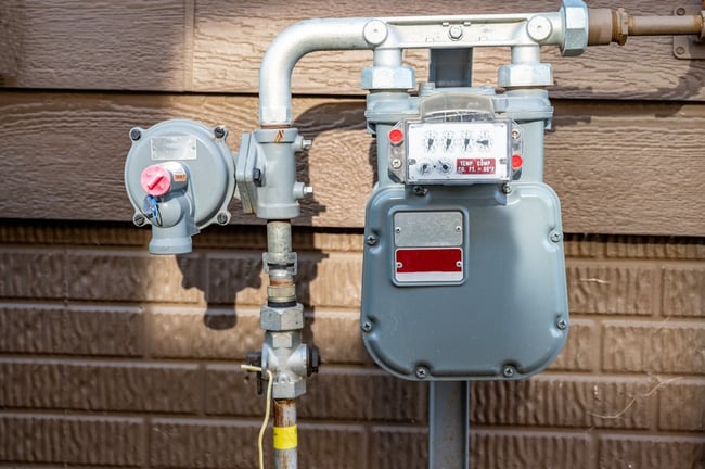 01 Un regulador de gas natural instalado junto a un gasometro en una casa