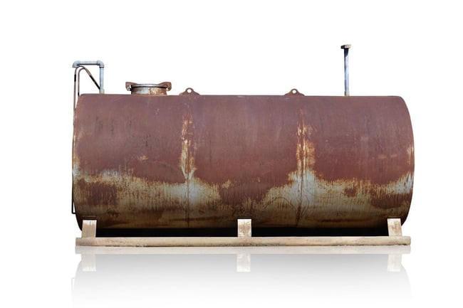 01 Un tanque de gasoil viejo y oxidado aislado sobre fondo blanco
