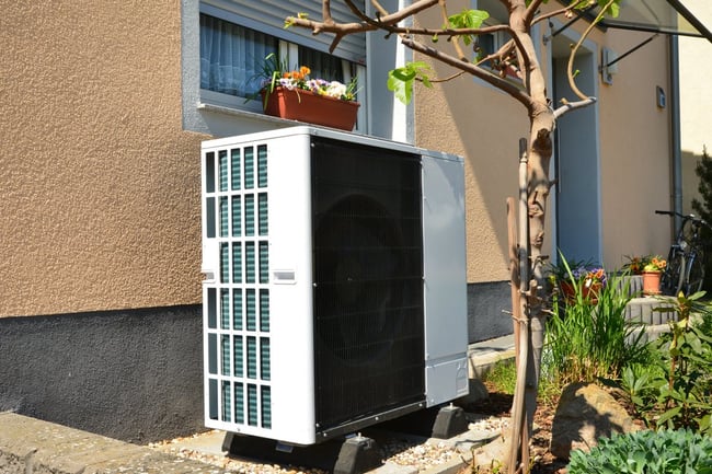02 Bomba de calor aire-aire generando calefaccion y agua caliente sanitaria desde un patio domestico