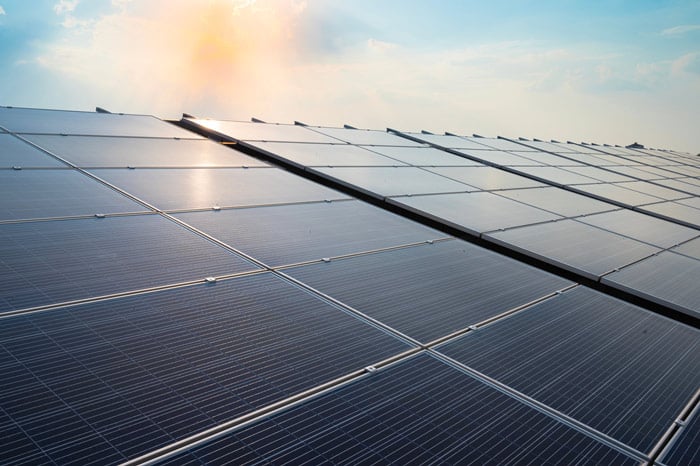 02 Celdas solares fotovoltaicas en un techo, para obtener energia limpia renovable y cuidar el medio ambiente