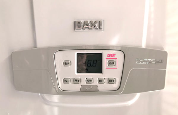 02 Detalle del panel de control de una caldera Baxi Platinum Compact_Boton de Rearme o Reset