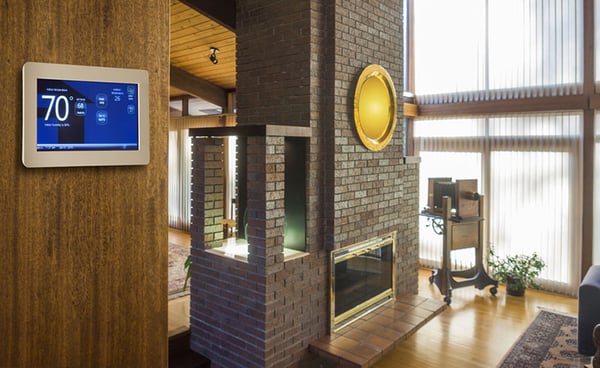 02 Elegante termostato programable instalado en una pared de madera