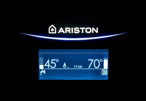02 Panel de control iluminado en azul de una caldera Ariston