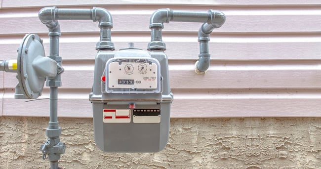 02 Regulador de gas natural instalado a la izquierda de un gasometro en una casa