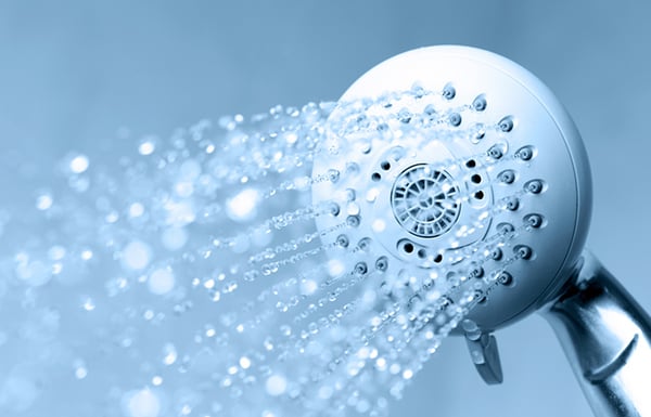 03 Closeup de un cabezal de ducha de alto caudal surtiendo agua