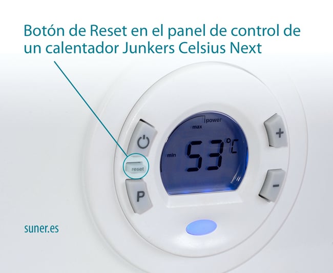 03 Closeup del panel de control de un calentador Junkers Celsius Next con el boton de Reset indicado