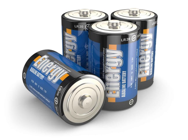 03 Cuatro baterias o pilas alcalinas de tipo D sobre fondo blanco