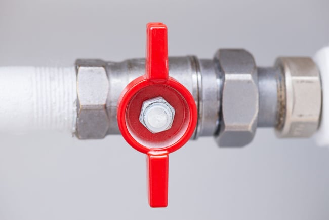 03 Llave de corte o de paso de color rojo cerrada dentro de una instalacion hidraulica domestica