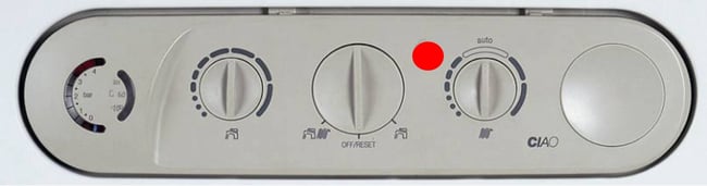 03 Panel de control de una caldera Beretta Ciao con el LED tricolor encendido con luz roja de averia