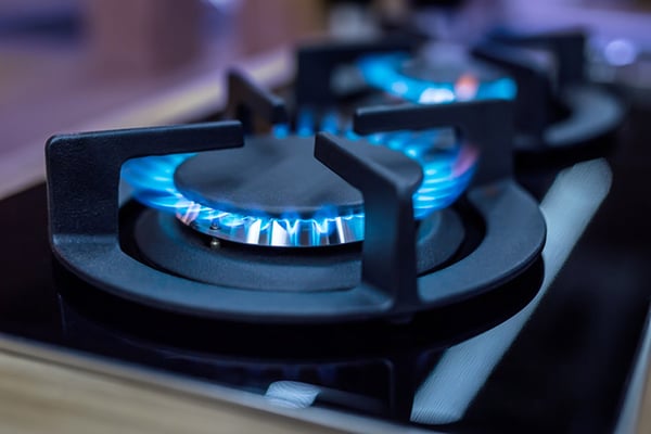 03 Quemador de gas con llama azul en una cocina domestica moderna