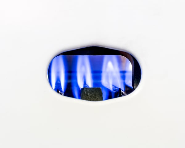 03 Quemador de llama azul de un calentador mural de gas