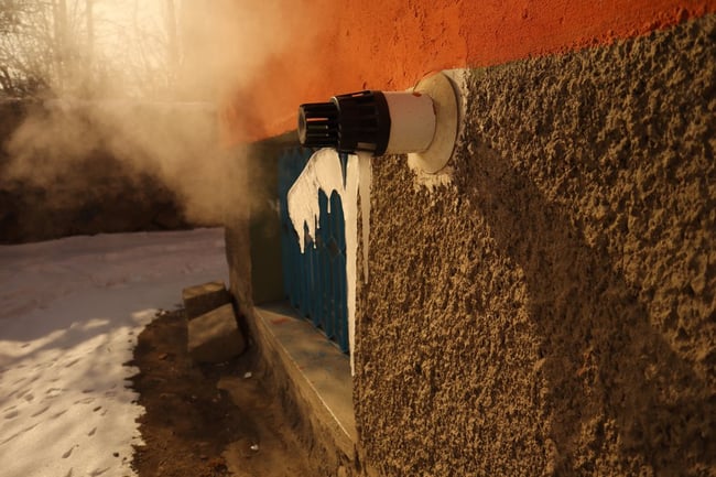 03 Salida de humos horizontal de una caldera de condensacion domestica helada durante el invierno