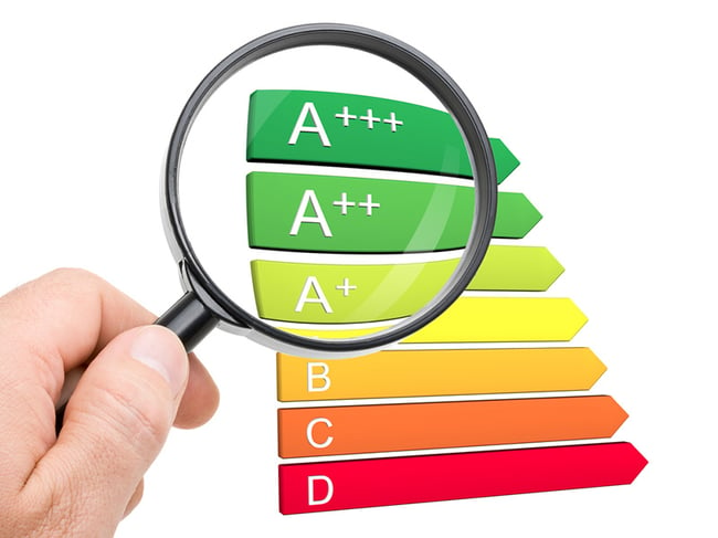 03 Una mano con una lupa revisando el codigo de colores de eficiencia energetica de las normativas ErP y ELD de la UE