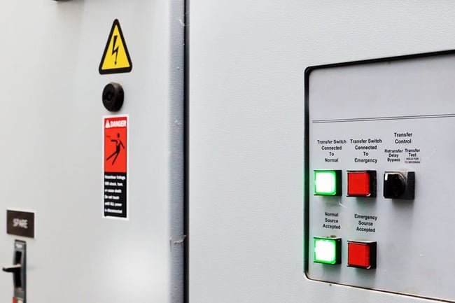 04 Controles de maquinaria en colores verde, rojo y amarillo con indicaciones de precaucion