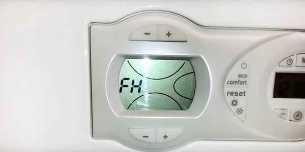 04 Display mostrando el error FH en una caldera Ferroli