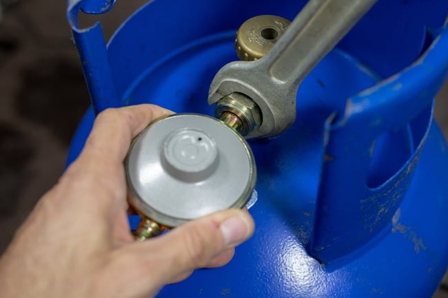 04 Instalando un regulador de gas apto para propano y butano en una bombona azul