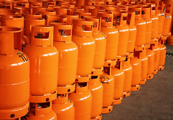04 Muchas botellas naranja de gas licuado de petroleo (GLP)