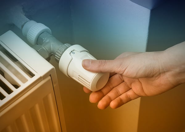 04 Una mano purgando un radiador de calefaccion