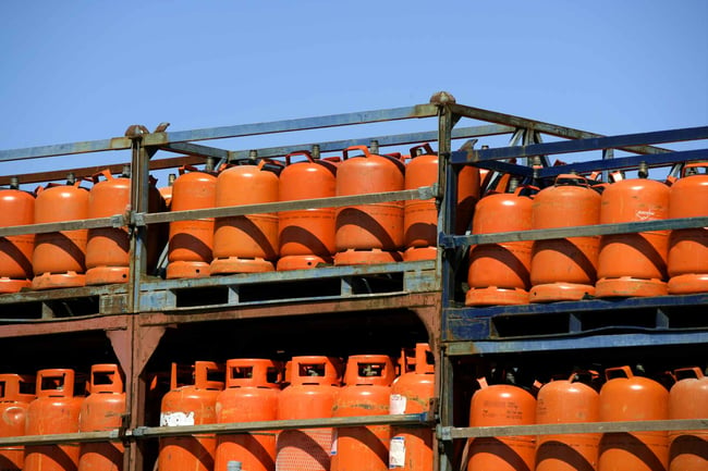 05 Botellas o bombonas de gas butano color naranjatransportadas en un camion