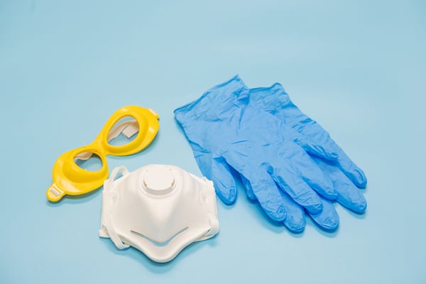 05 Equipo de proteccion individual compuesto por gafas, guantes y mascarilla
