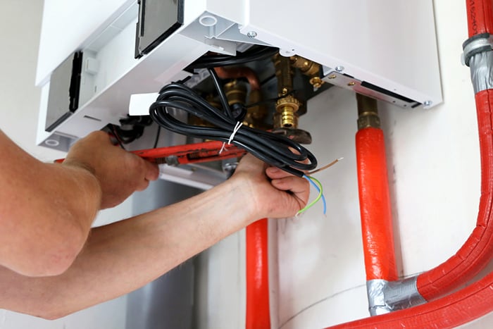 05 Tecnico instalando una caldera de condensacion