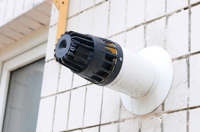 05 Una chimenea coaxial de instalacion de caldera estanca o de condensacion en la facha de una casa