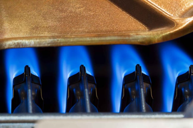 05 Una llama azul de combustion correcta en el quemador de un calentador de agua a gas