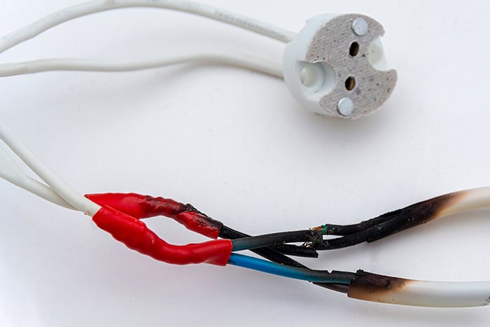 05. Instalación con cables mal aislados que hicieron corto circuito