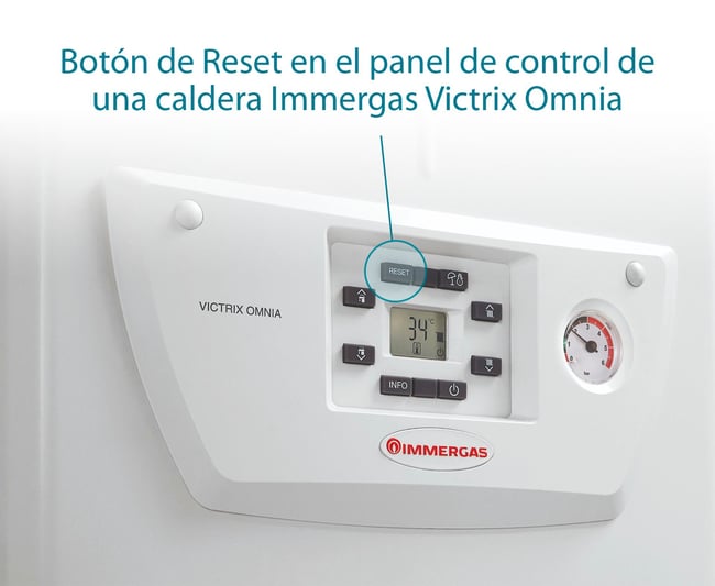 06 Closeup del panel de control de una caldera Immergas Victrix Omnia con el boton de Reset indicado