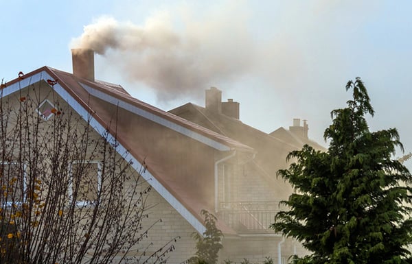 06. Chimenea de tejado emitiendo abundante humo blanco