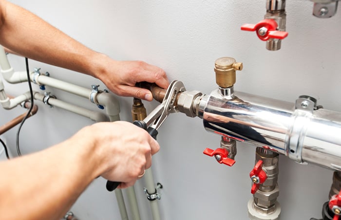 07 Hombre instalando el sistema hidraulico de la calefaccion