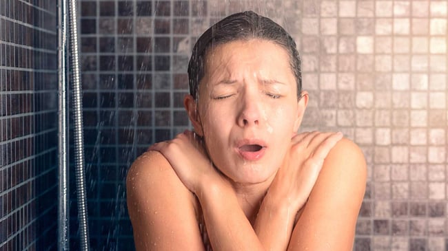 08 Chica sorprendida en la ducha por el agua fria cuando la esperaba caliente