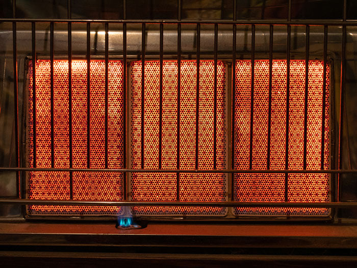 09 Panel frontal de una estufa de butano con llama encendida