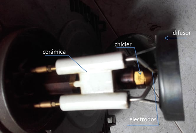 09-Electrodos-en-su-base-de-cerámica-con-las-puntas-en-la-boquilla-inyectora